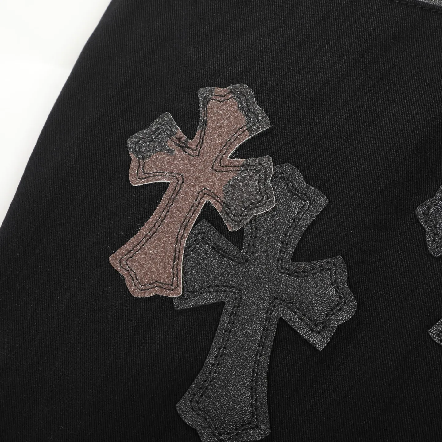 P270 Chrome Hearts CH casual black trousers cross-patched leather jeans. Original purchased and patterned to truly restore the ultimate texture of Vintage. Special Italian cowhide print and then cut. Customized sheepskin three-layer thick line leather. The whole is spliced in heavy water washing process. Craftsmen hand-splash ink. You can see the details. Three-dimensional cutting version. Loose and comfortable. Not flattering on the figure. Shows height and slimness. Factory Seiko. Original quality control. Same style for men and women. Can be matched with couples. Versatile recommendation. The must-have jeans for all seasons Color: black Size: 28/30/32/34 Waist: 73/78/83/88 Pants length: 102/104/106/108